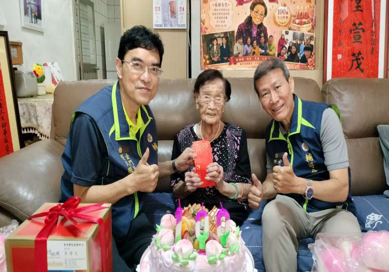 圖四彭致和副處長(左) 轉贈中華佛教善緣慈善會祝壽金