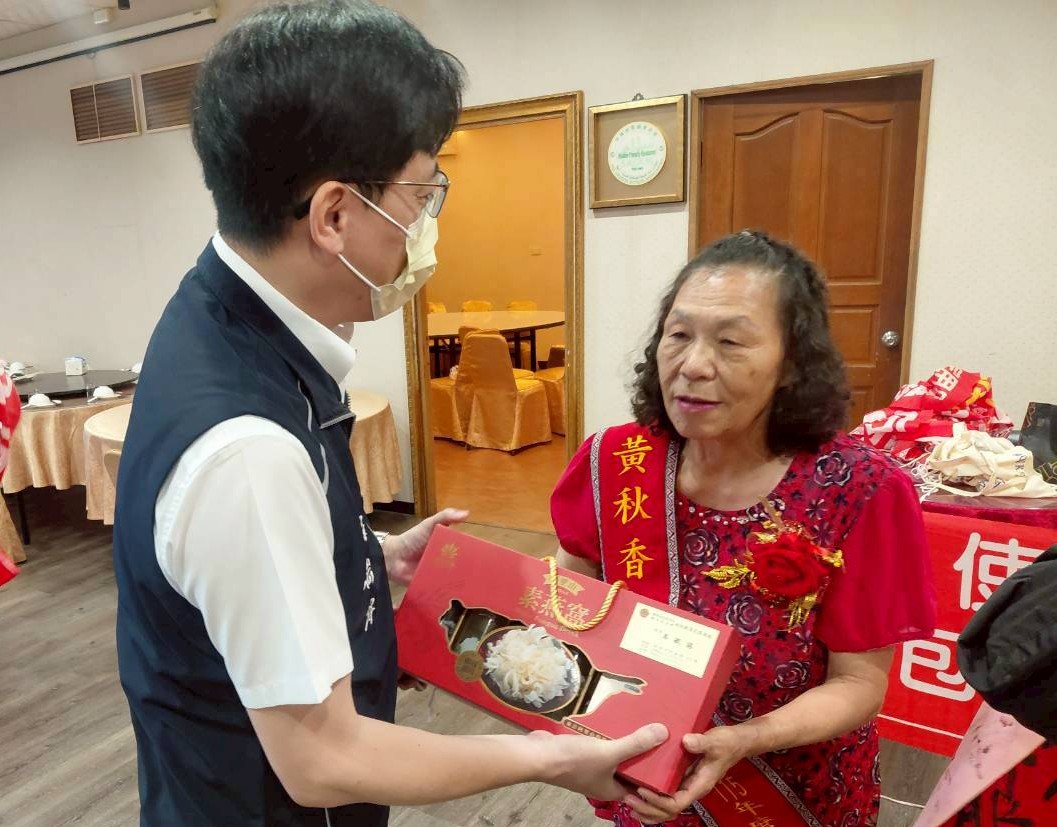 南投縣榮服處祝賀榮膺模範母親殊榮 獻上最深感恩與祝福