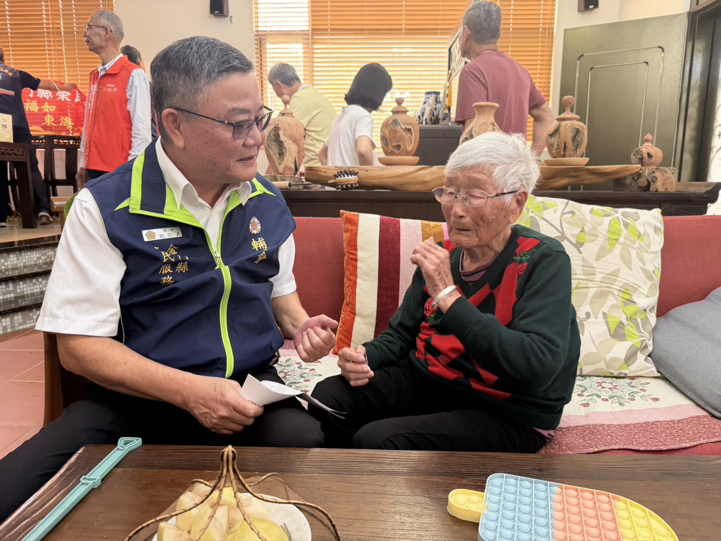 圖六劉信義處長(左)親切問候壽星李許八奶奶(右)關懷身體近況