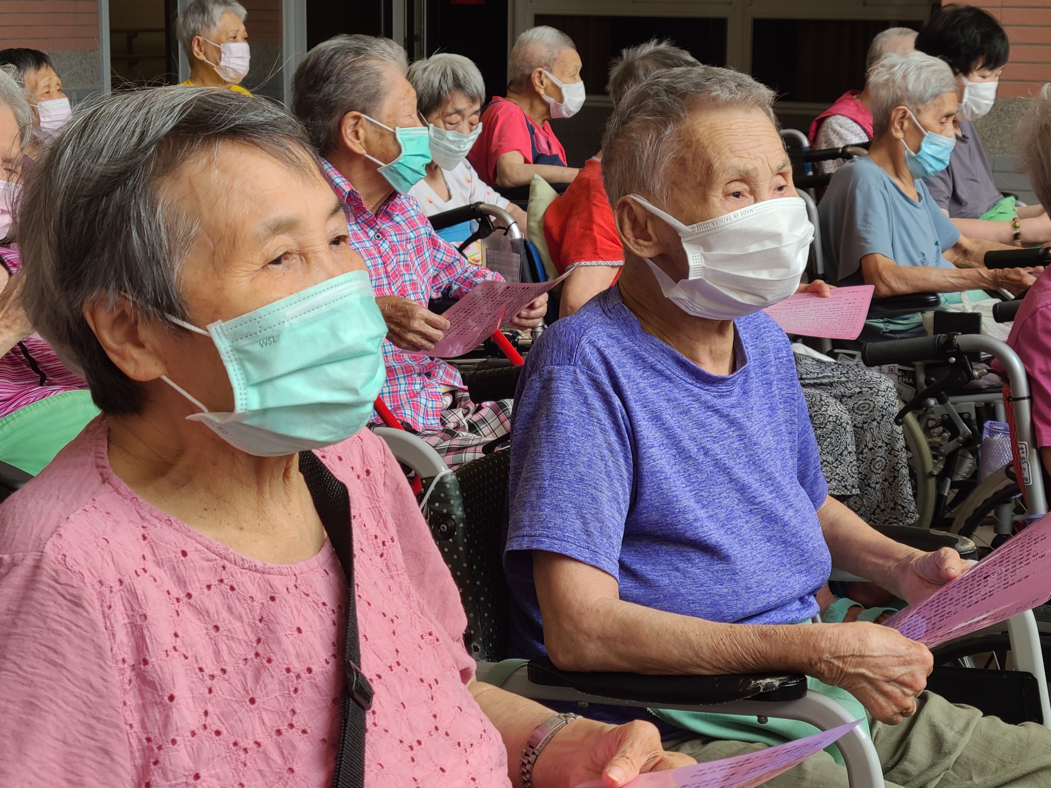 住民神情專注聽講