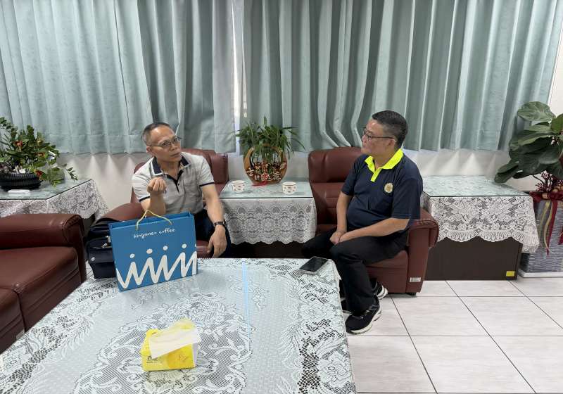 圖一劉處長(右)與蘇主任交流服務心得