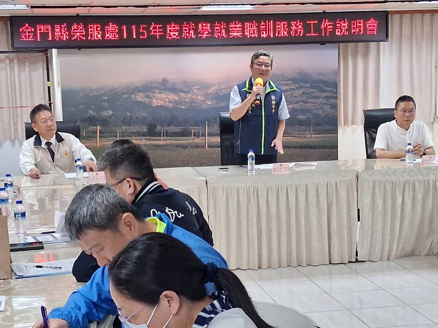 圖一金門縣榮服處劉信義處長於說明會前致詞並介紹與會來賓及講座