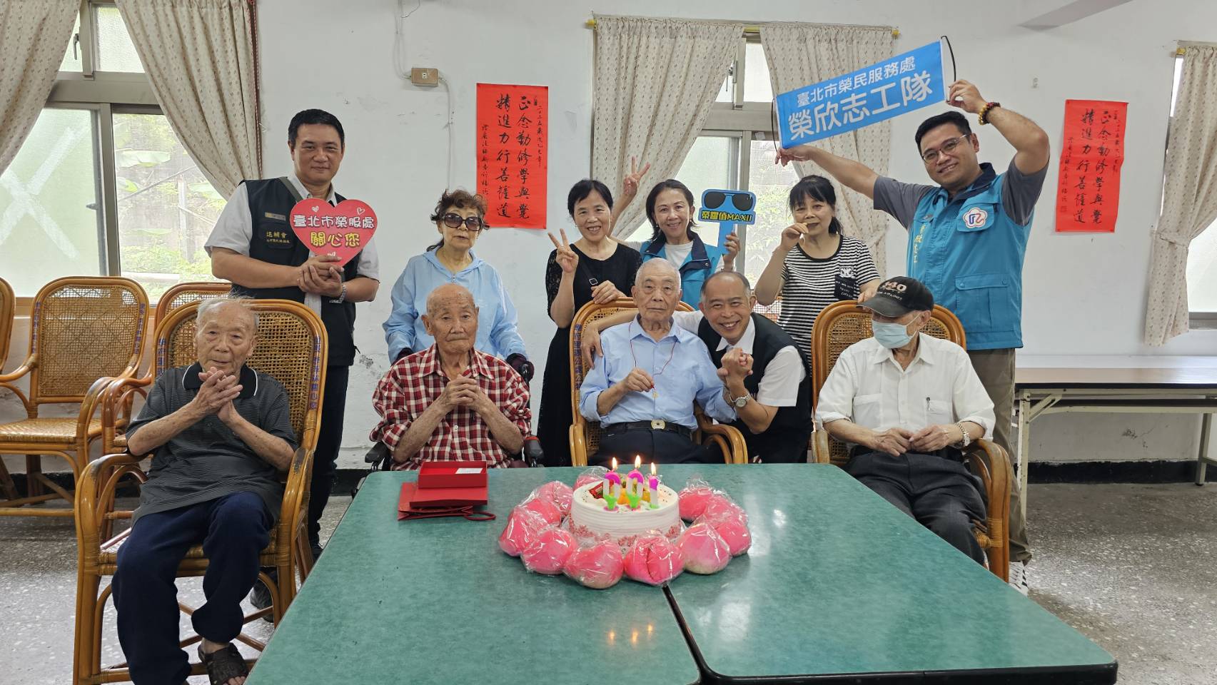 臺北市榮民服務處走進芳蘭山退舍 敬祝朱爺爺百歲生日