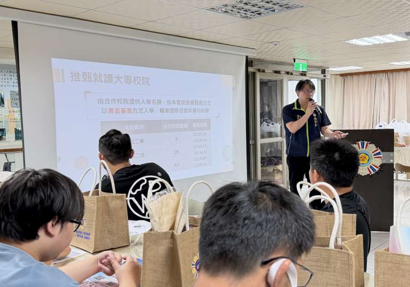 圖六金門縣榮民服務處社工員楊錫興實施輔導會業務宣導-800x560