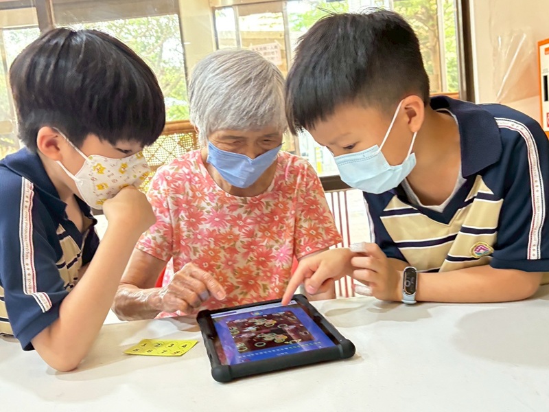 115年5月15日新竹榮家73家慶康橋國際學校國小部學生與與住民闖關活動_4