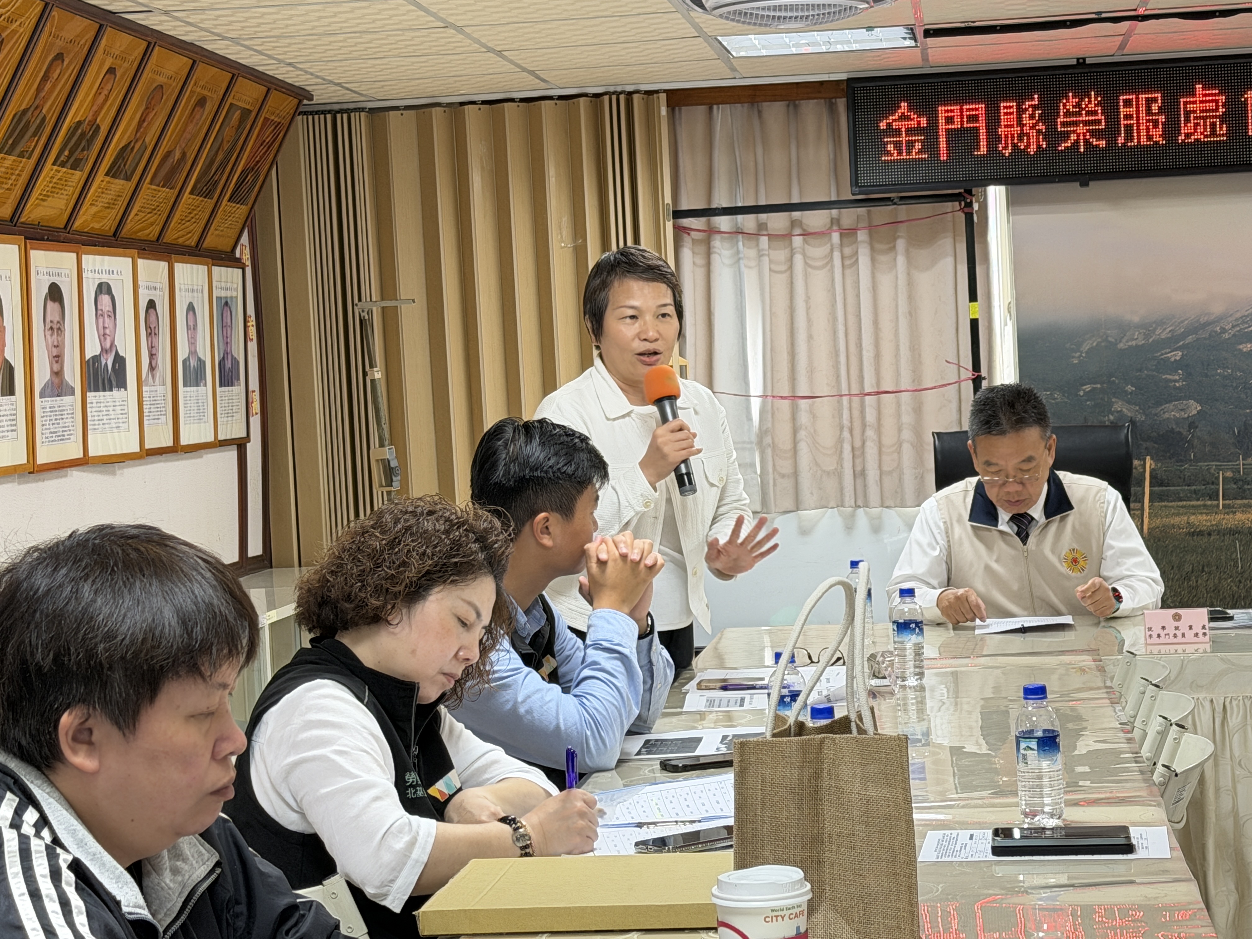 圖五輔導會就學就業處張茲涵專員向與會退除役官兵說明輔導會政策