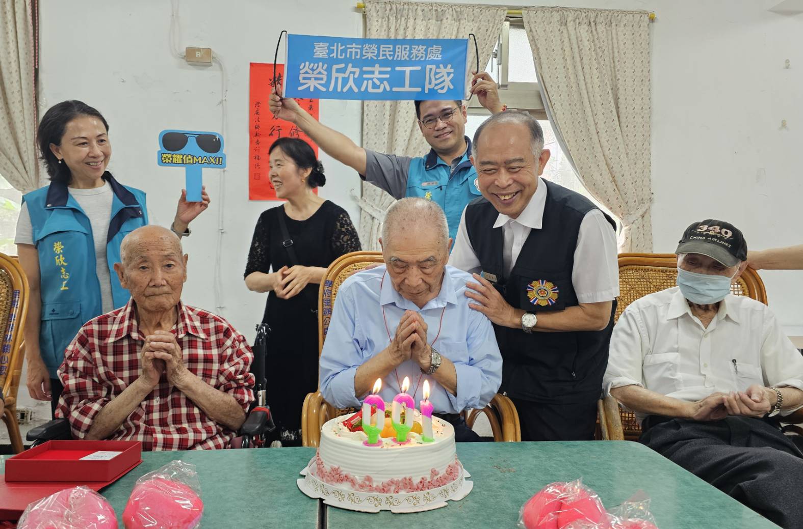 臺北市榮民服務處走進芳蘭山退舍 敬祝朱爺爺百歲生日