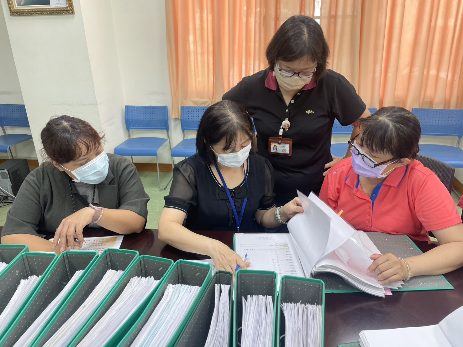 圖四:保健組組長(後排中)陪同屏東縣衛生局查核委員(前排左2)書面查核