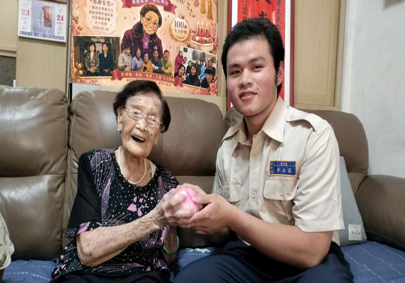 圖十二壽星陳婆婆贈送壽桃分享福澤