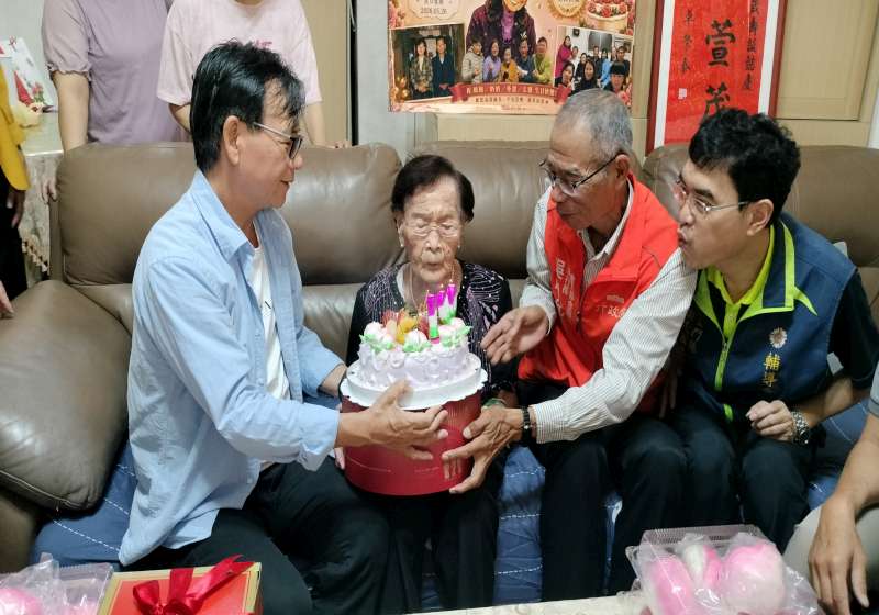 圖七壽星陳婆婆開心吹蠟燭
