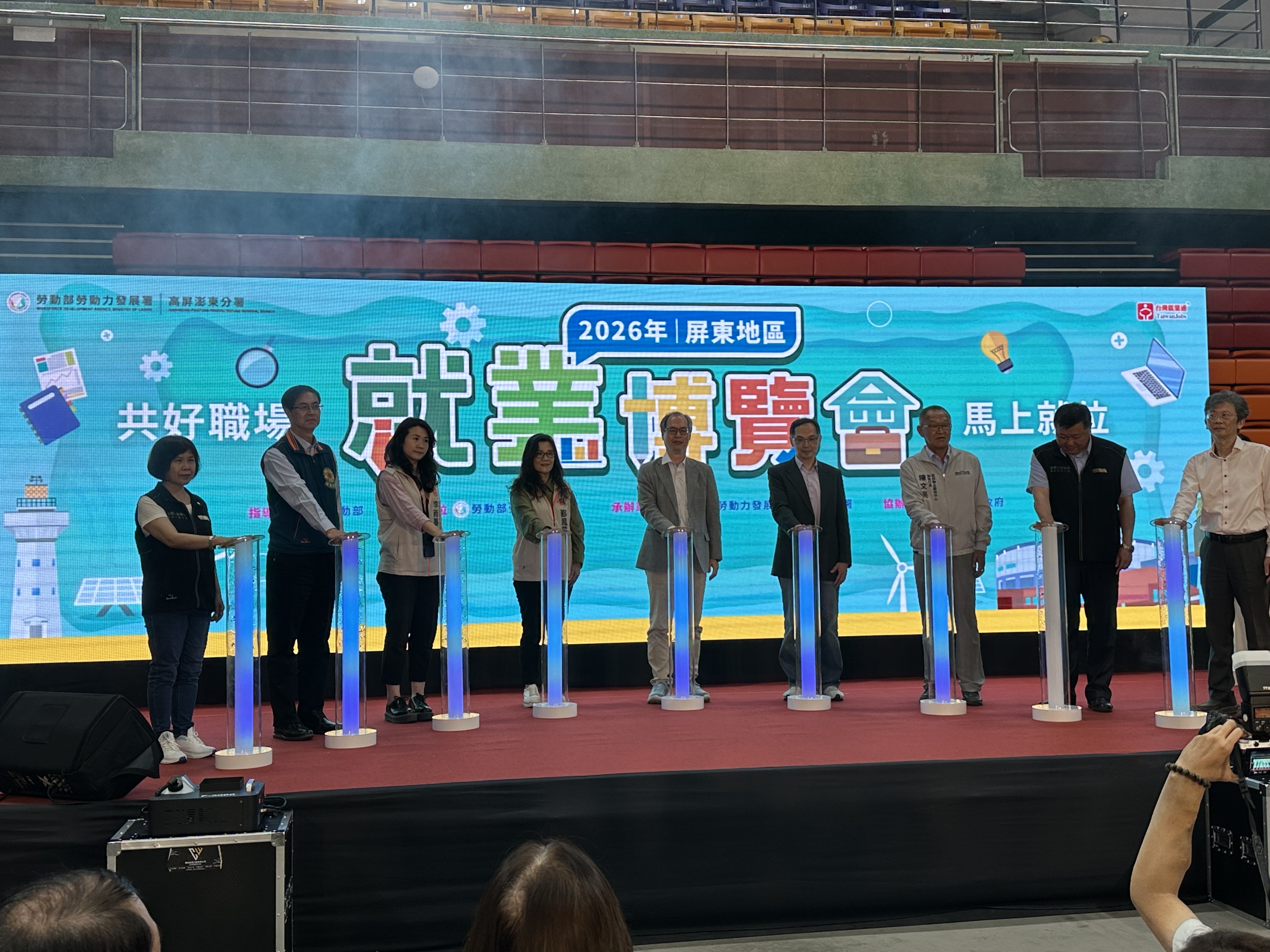 圖一 勞動部屏東就業博覽會開幕儀式(左二 屏東榮家李秦強主任獲邀參加)