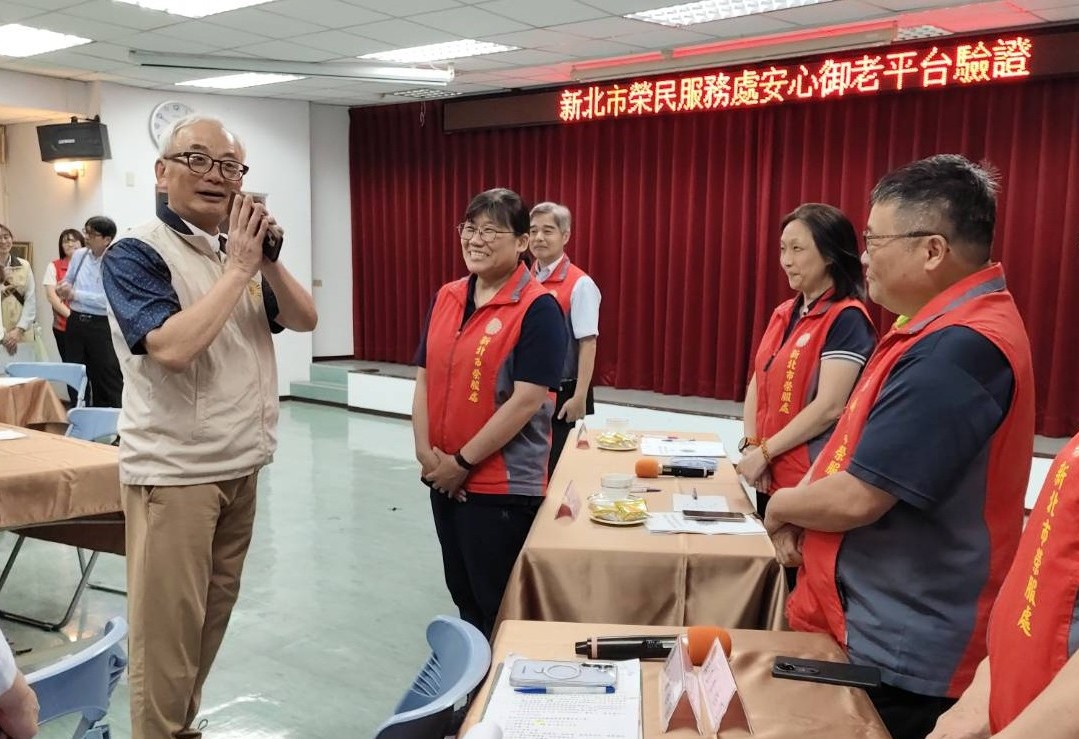 陳副主委(左)慰勉新北市榮服處第一線服務同仁,肯定推動「安心御老平台」照護工作辛勞。