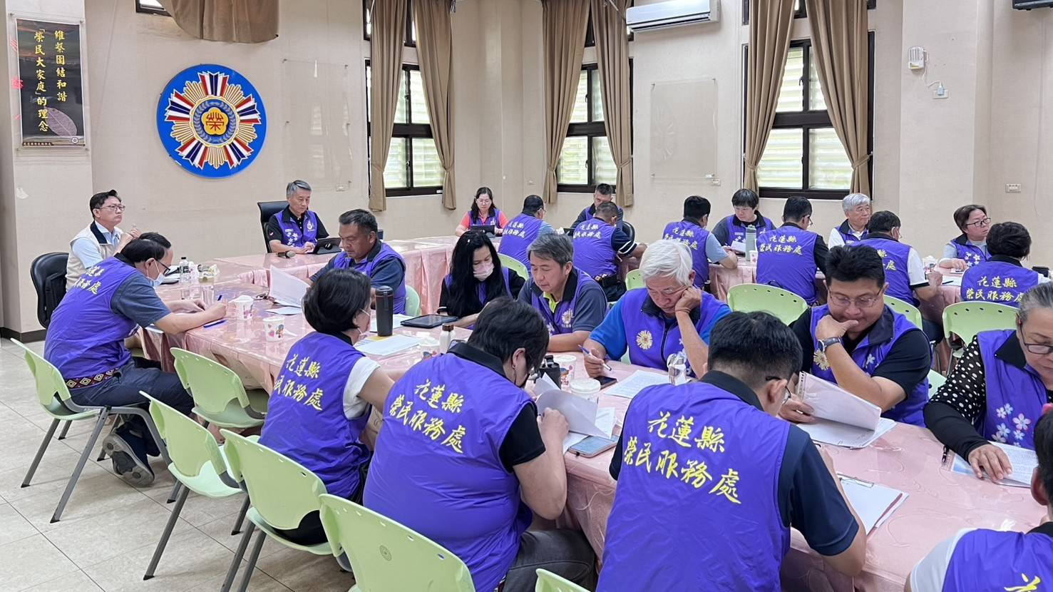 圖1輔導會服照處科長林育文(左一)實地瞭解第一線服務情形,協助解決實務問題