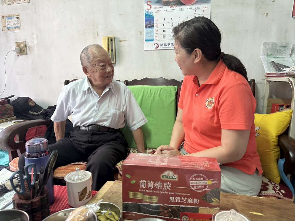 新北市榮服處服務團隊訪視榮民羅伯伯(左),關懷並致贈營養品。