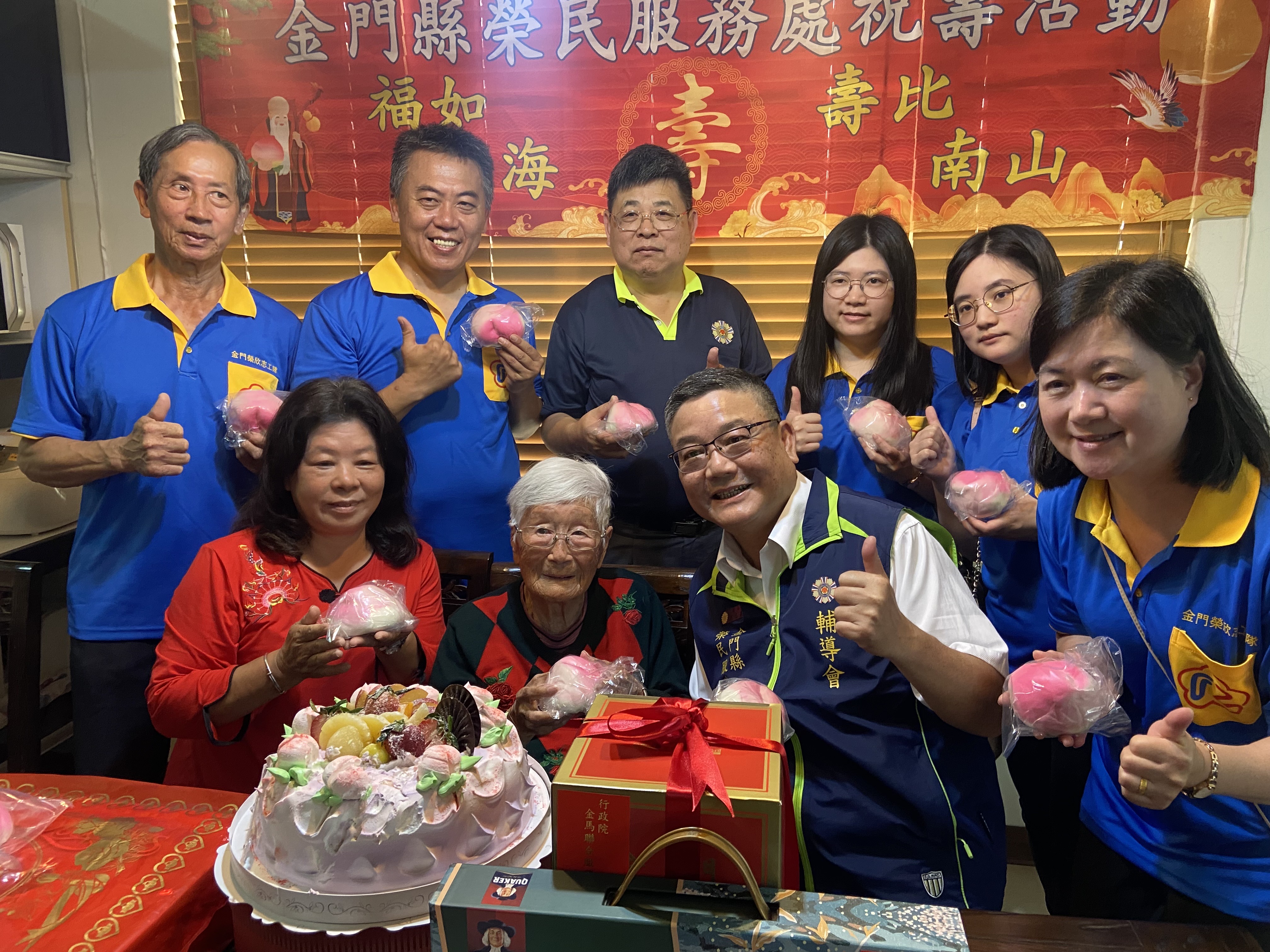 圖五劉信義處長(右2)偕本處榮欣志工隊與壽星李許八奶奶(中)分享奶奶福氣壽桃後合影