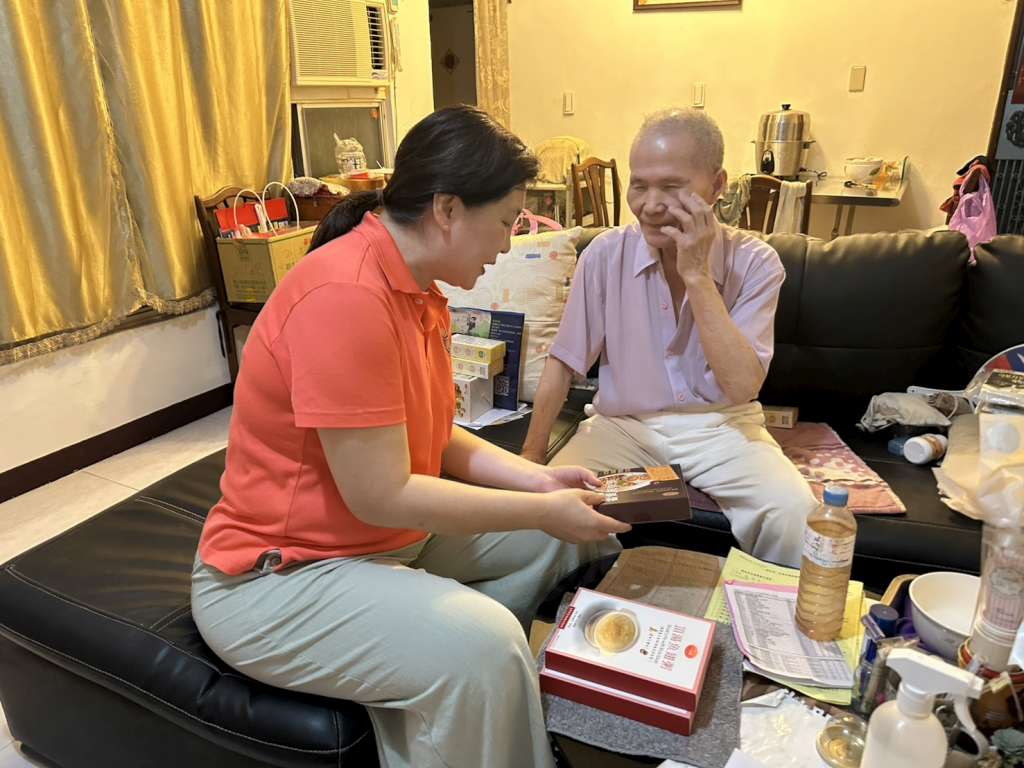 新北市榮服處服務團隊訪視榮民余伯伯(右),關懷並致贈營養品。