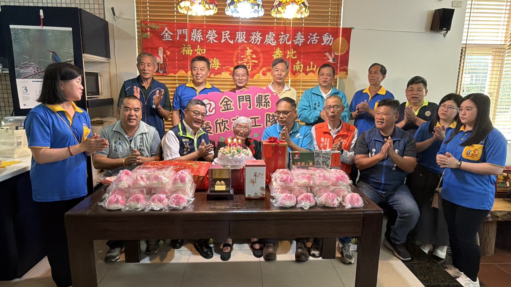 圖二劉信義處長(坐左2)、李文良副縣長(坐右3)、吳增允執行長(坐右2)帶領齊唱生日快樂歌