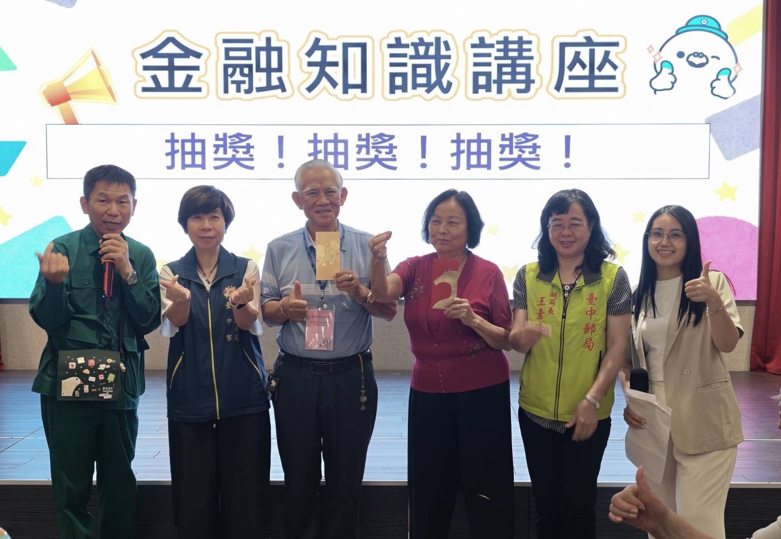 臺中榮服處王處長(左二)邀清中華郵政王副理(左二)至活動會場辦理防詐宣導