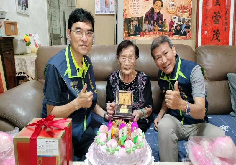 圖三彭致和副處長(左)代表主任委員致贈金壽桃