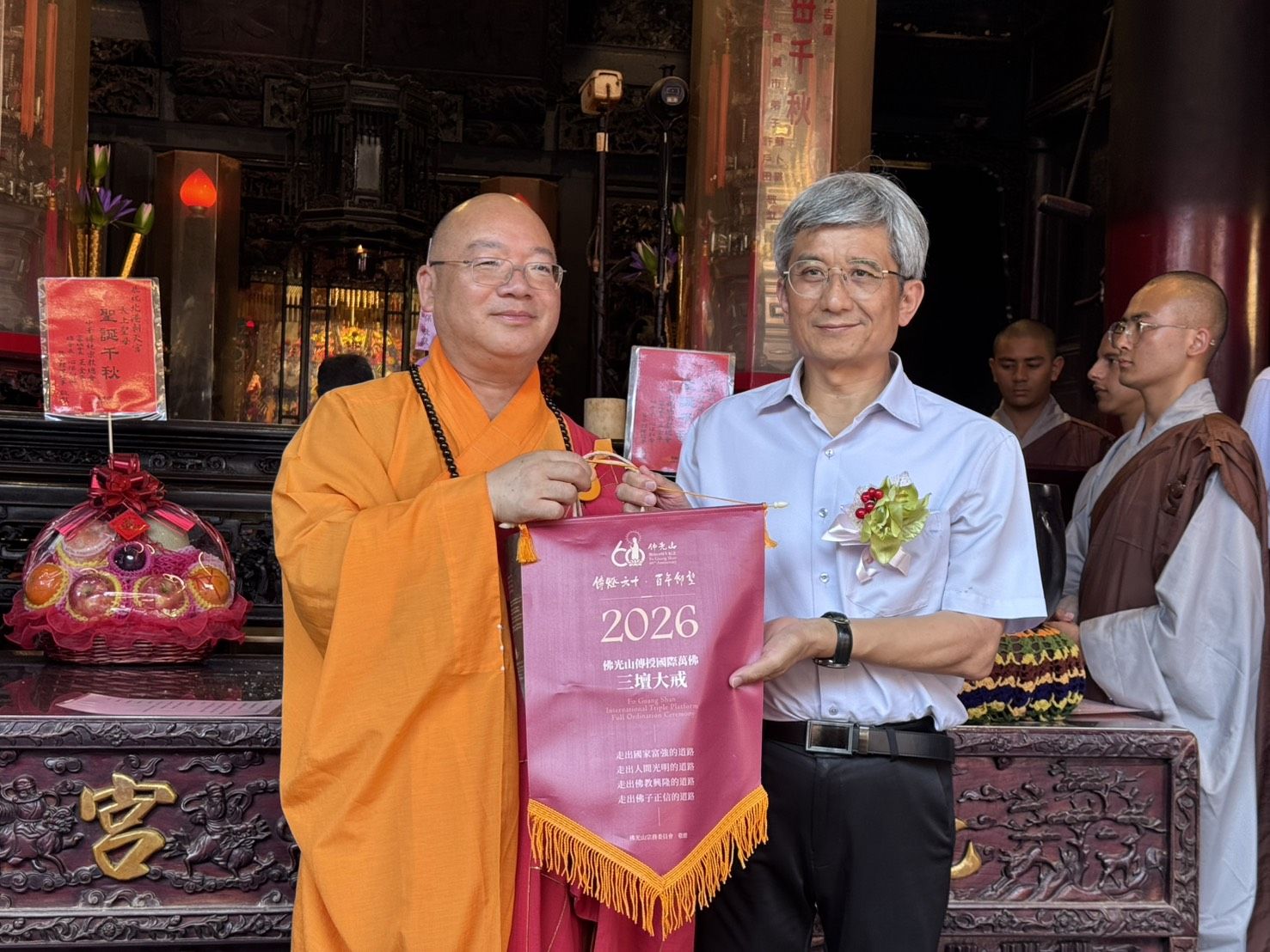 佛光山住持心保和尚(左一)授贈行腳紀念給蔡榮源副處長(右一)