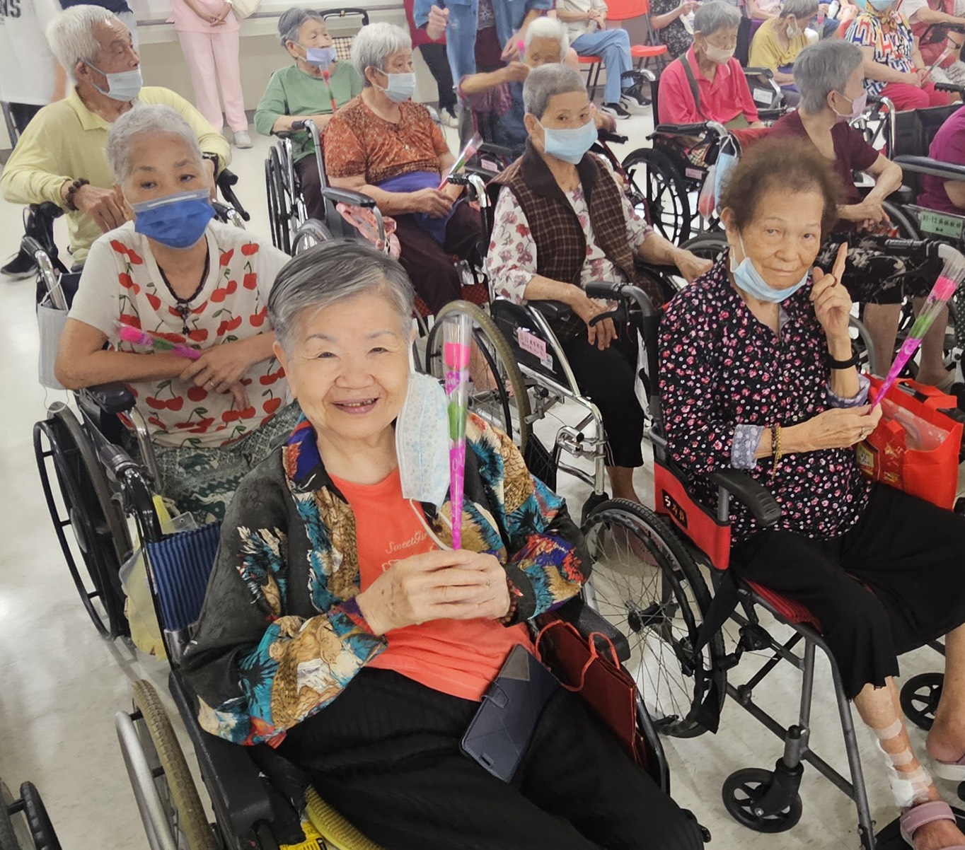 115年5月7日青銀共融暖榮家！雲科大學子伴長輩 歌手獻唱歡慶母親節
