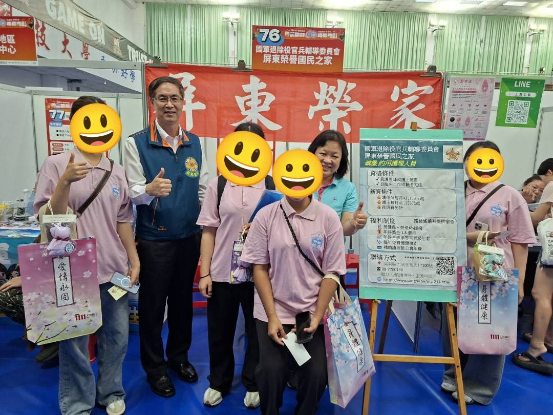 圖4.李秦強主任(左2)蒞臨招募攤位關心徵才狀況