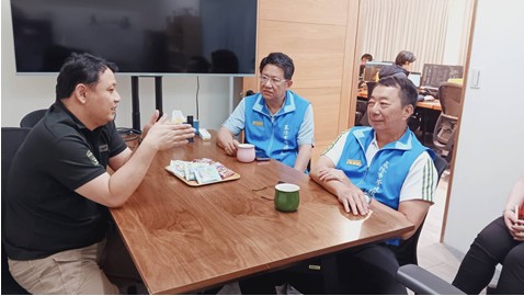 基隆市榮服處方正處長(右)拜會費曼圖科技有限公司,由郭宗綸執行長(左)熱忱接待。