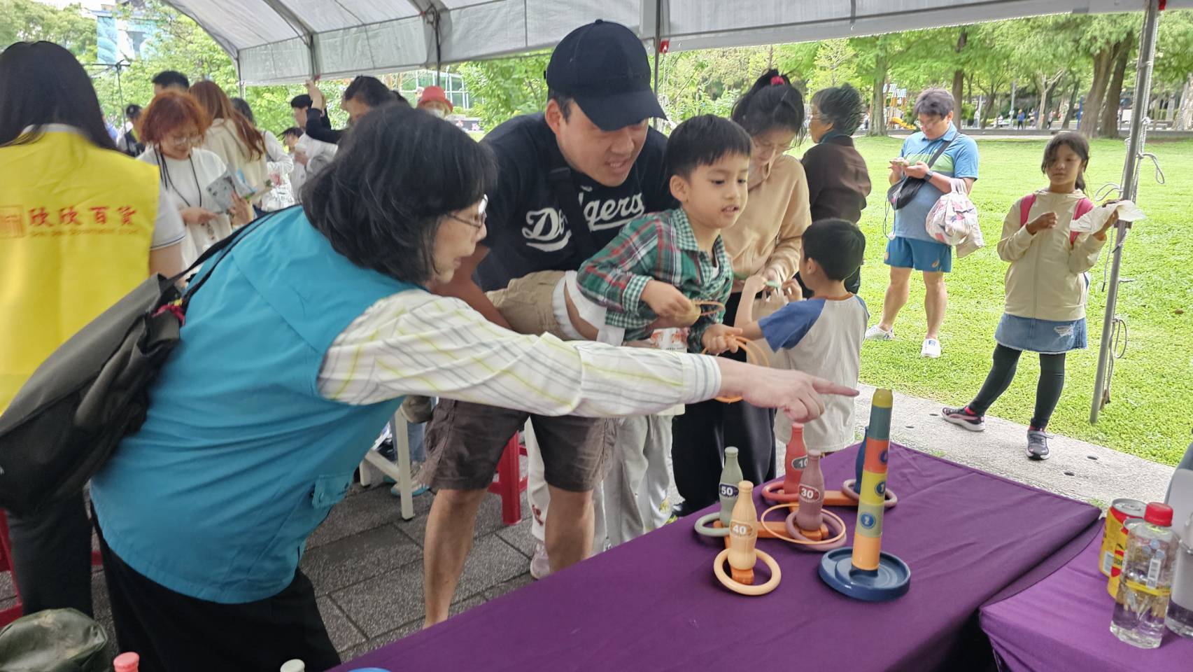 臺北市榮服處走入人群 母親節前夕於欣欣百貨創意宣導