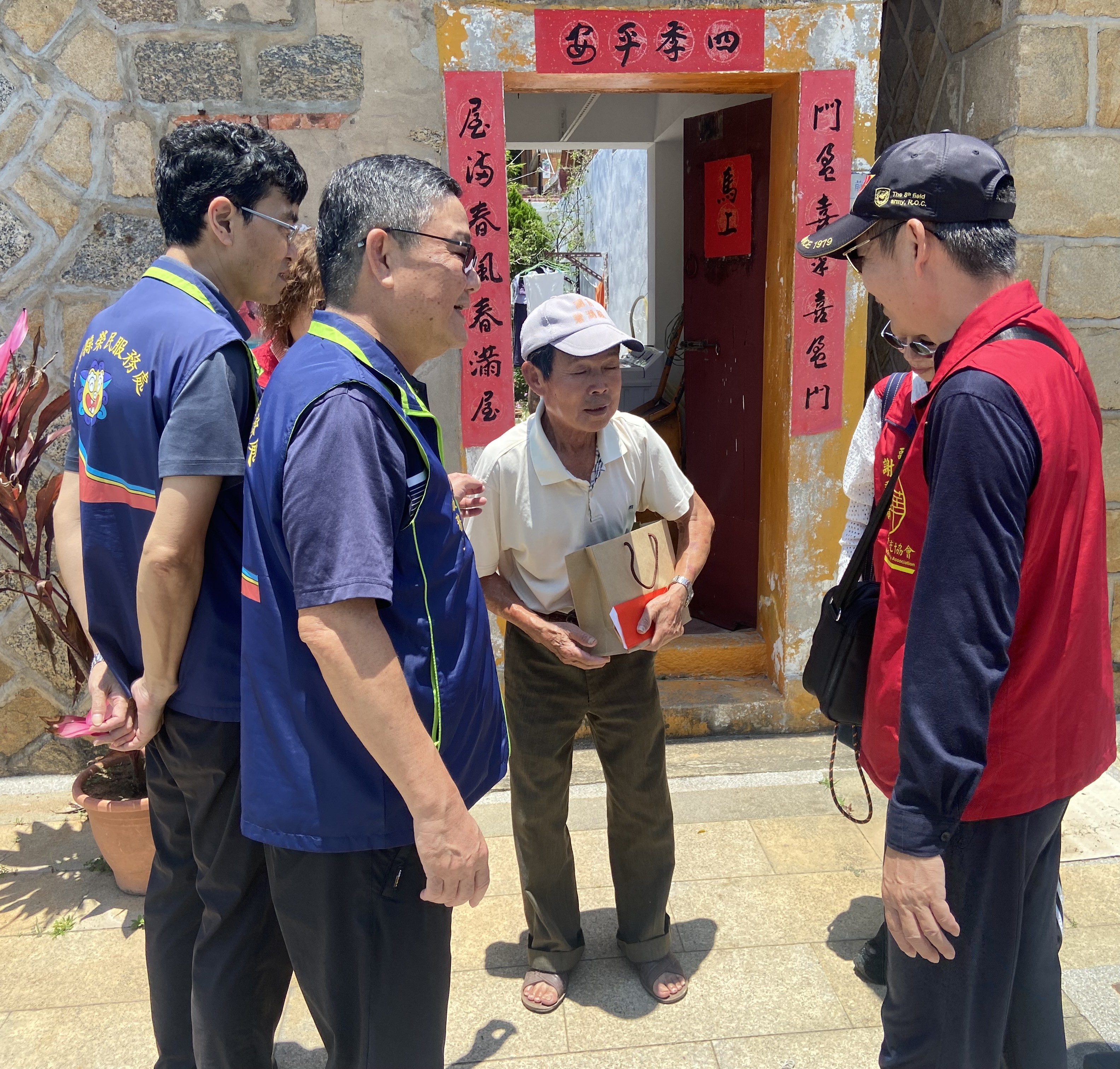 圖三劉信義處長(左2)與林富貴理事長(右1)關懷吳伯伯居家生活