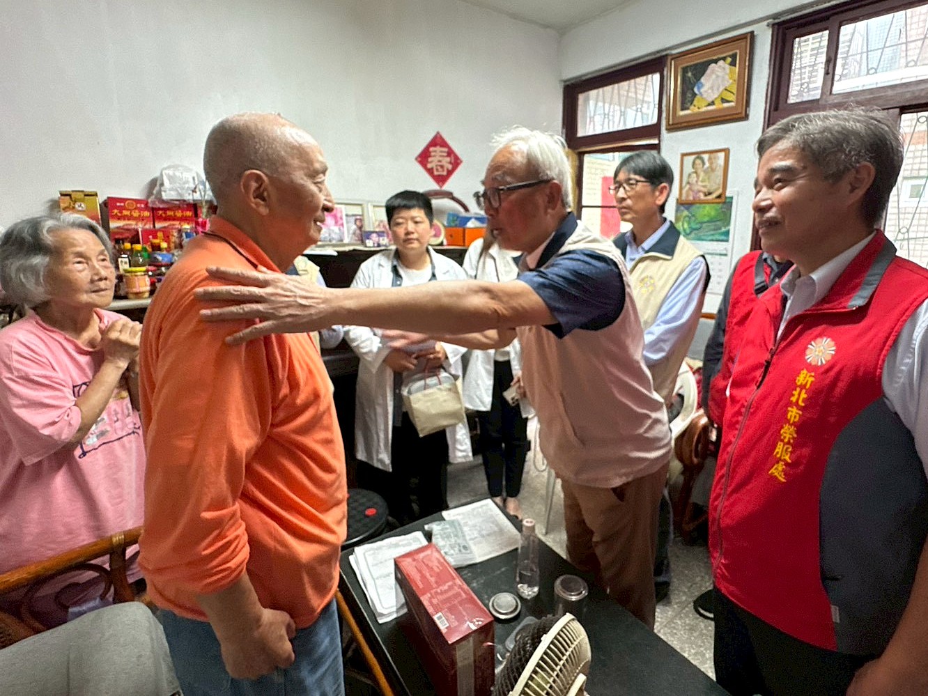 陳副主委(中)率醫療及服務團隊,在林處長(右一)陪同下,前往榮民陳伯伯家中關懷訪視,了解長輩生活與健康狀況。