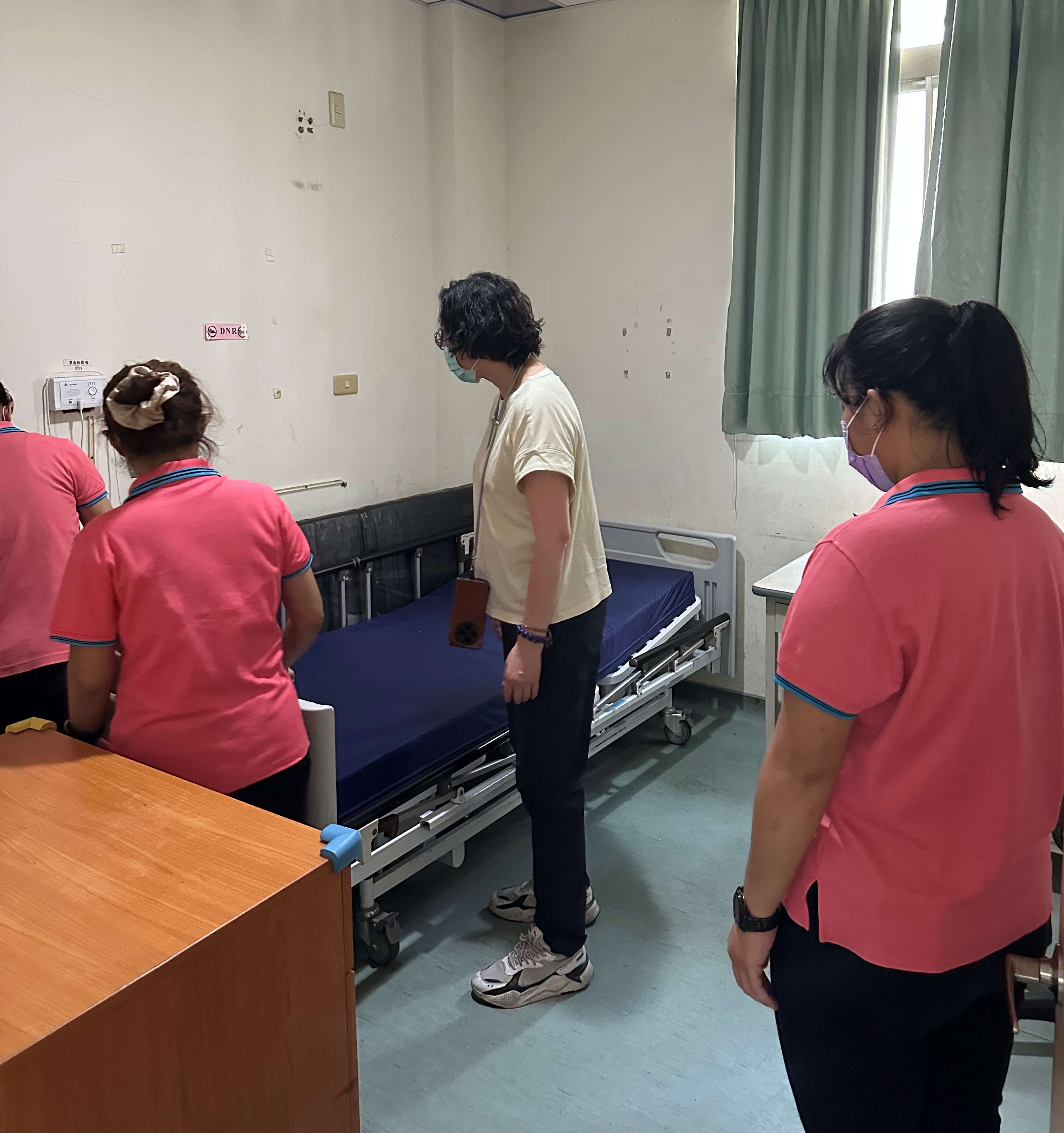 圖5.現場面對面講解示範操作智慧床墊