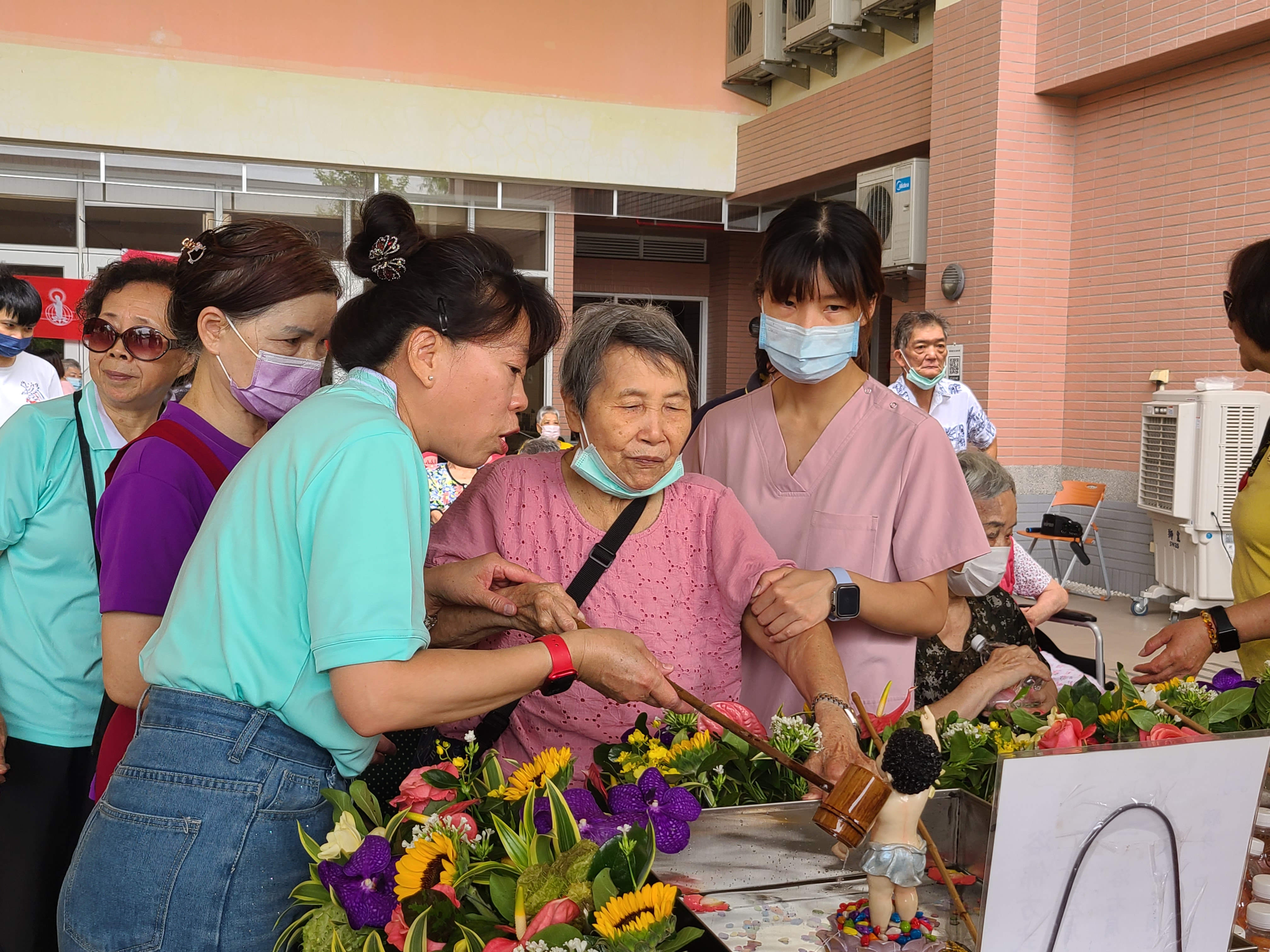 本家住民虔誠參與浴佛祈福儀式,以恭敬感恩之心禮佛浴佛。