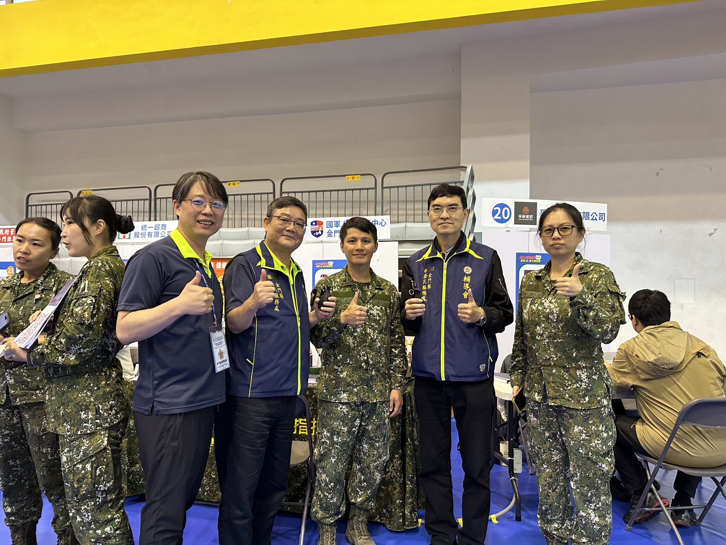 圖五劉信義處長(右4)、彭致和副處長(右2)與金防部及國軍人才招募中心人員合影