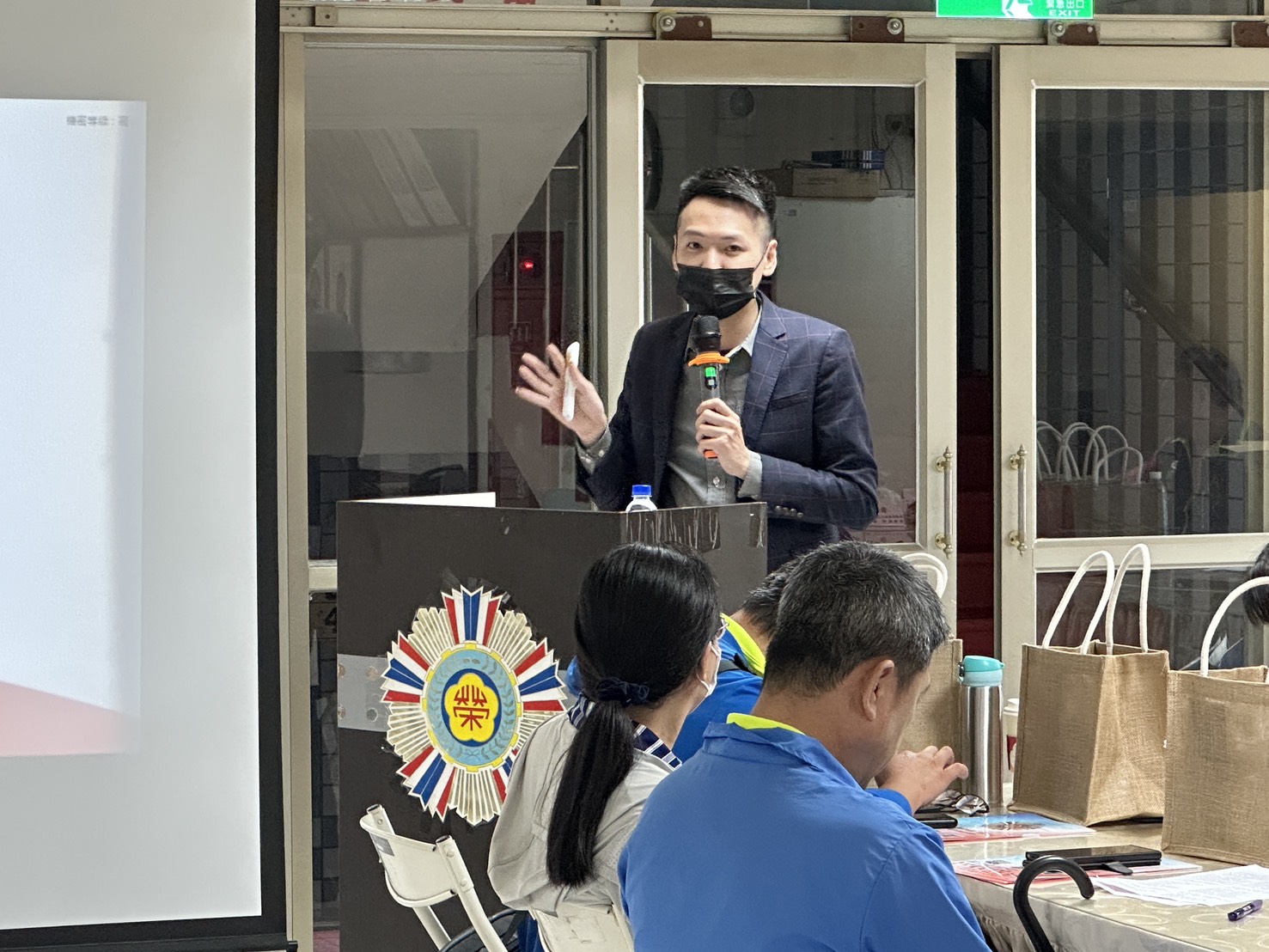 圖八新光人壽金門通訊處許景翔處經理於活動中實施防騙宣導