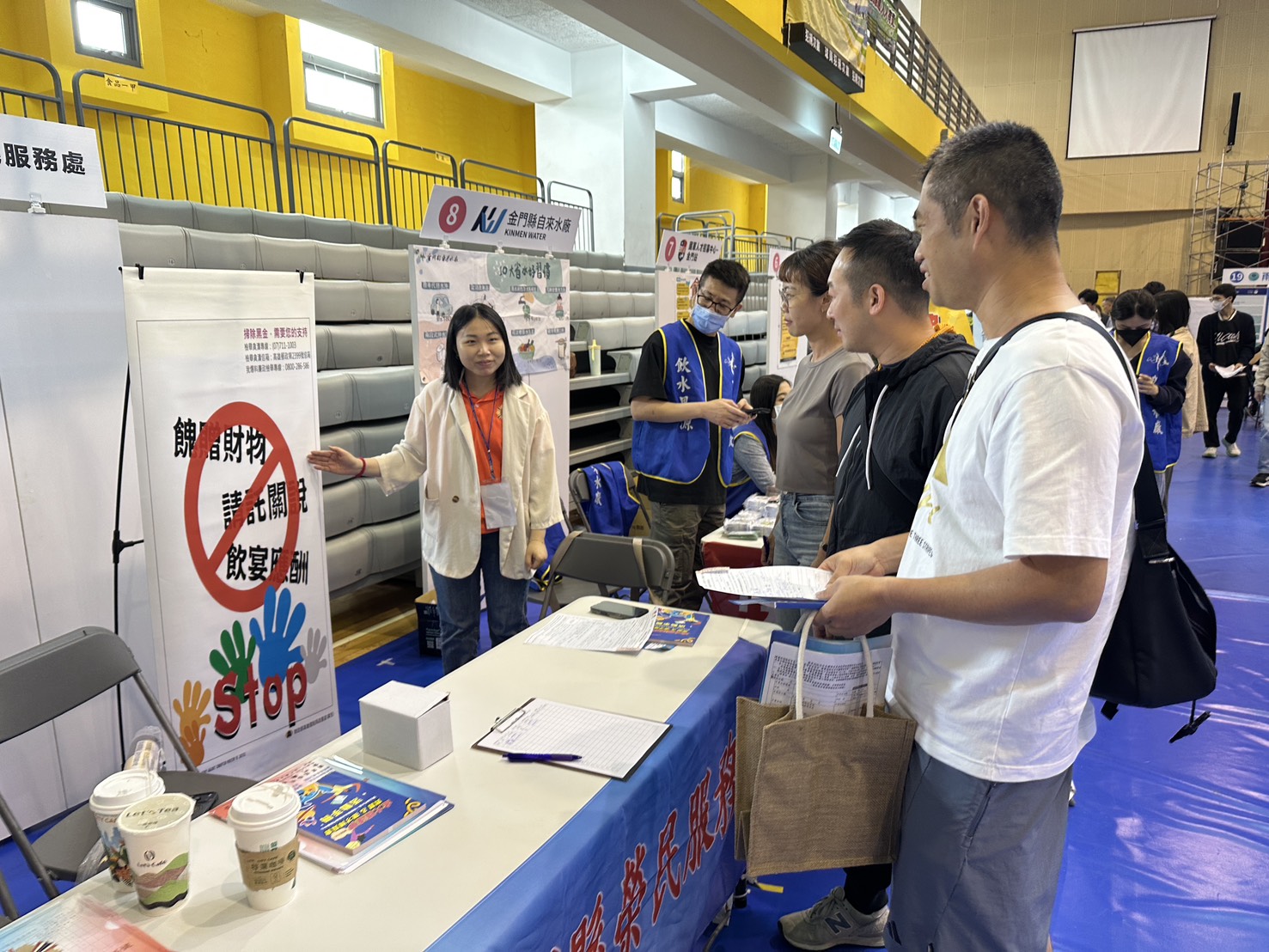 圖四本處同仁向參加民眾宣導廉政與反賄選觀念