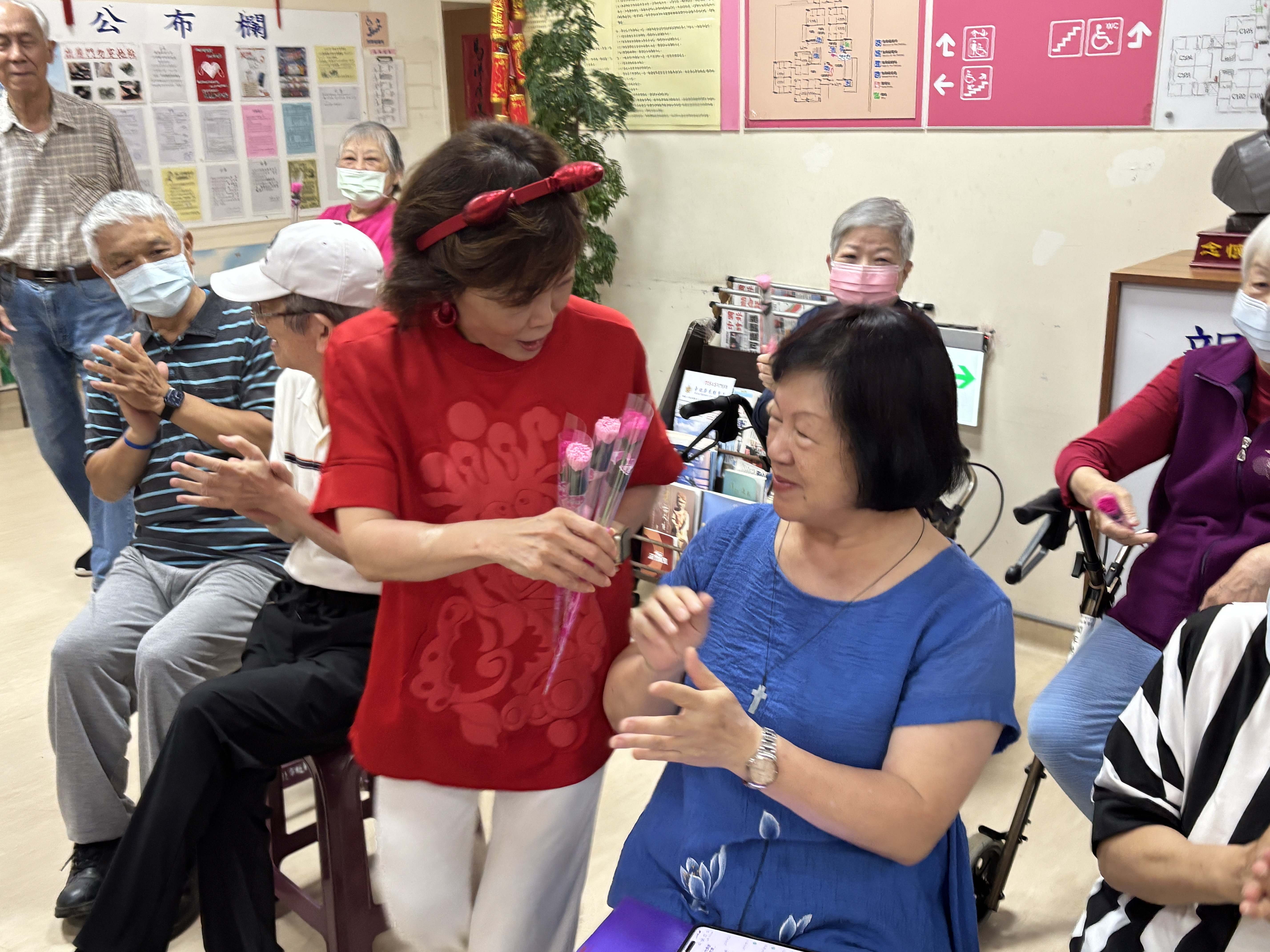 板橋榮家致贈感恩康乃馨 暖心祝福母親節