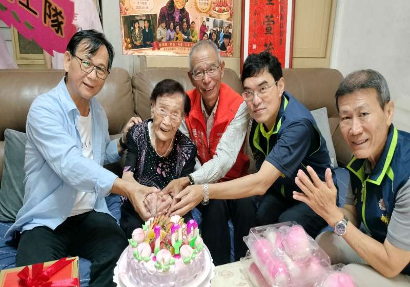 圖八壽星陳婆婆歡欣切壽糕