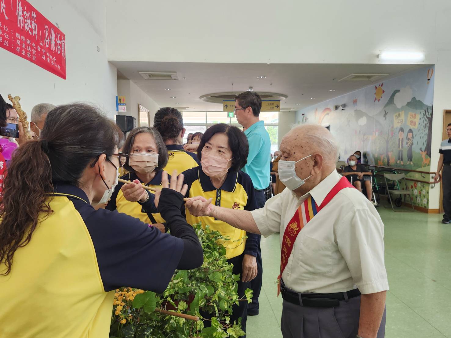 圖3長輩隨著志工說好話、存好心、做好事,一邊浴佛歡喜滌淨身心靈。