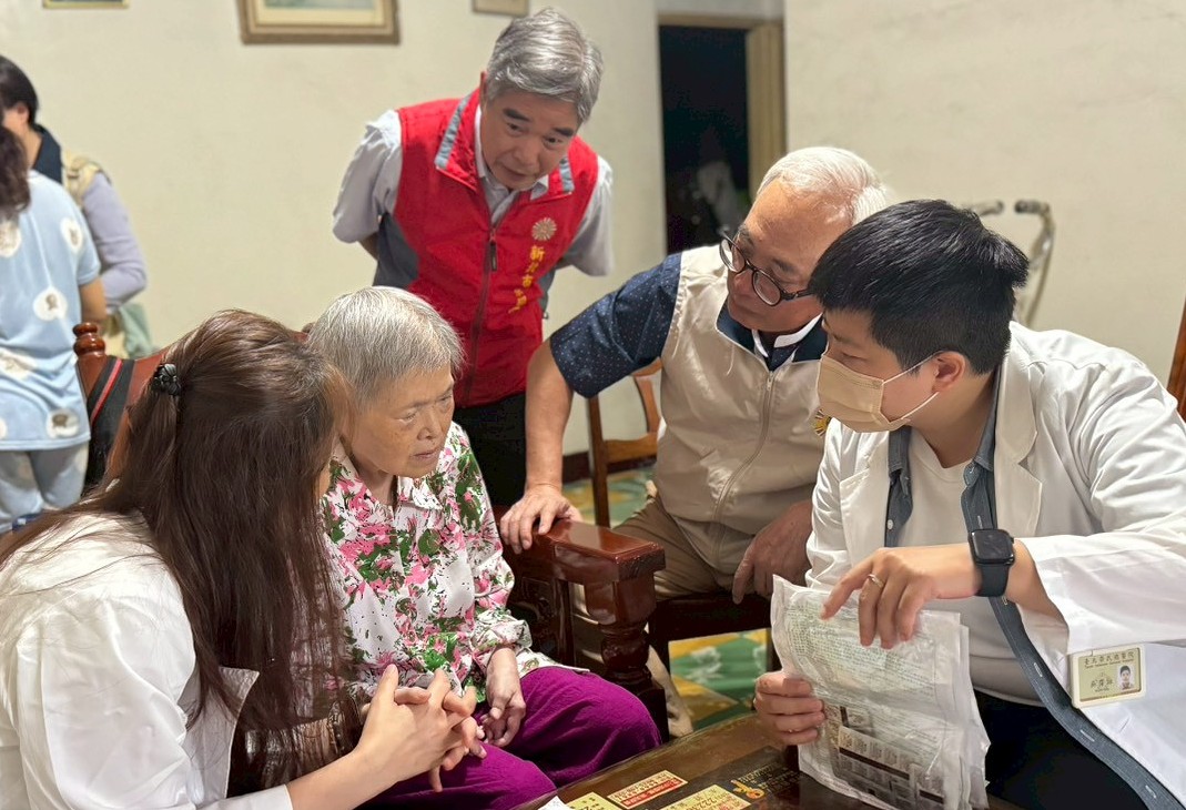 陳副主委(右二)、林處長(後)、臺北榮總高齡醫學中心研發推展科主任彭莉甯(左一)及個管師吳霈詠(右一),共同關心廖阿姨用藥情況。