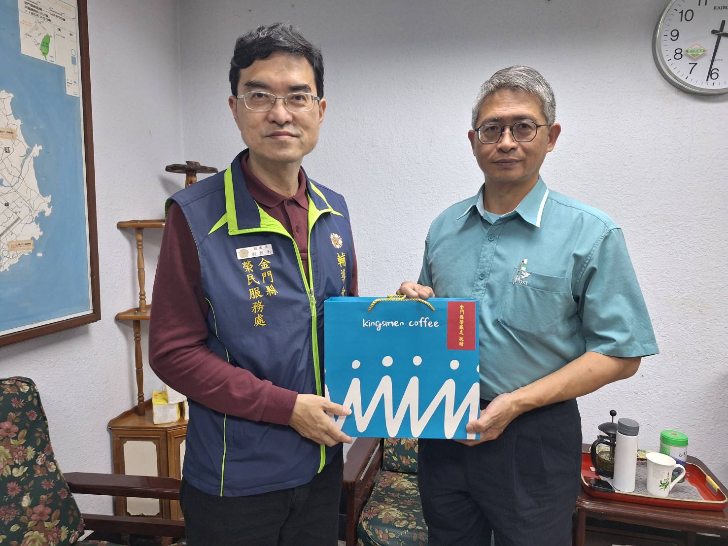 圖二彭致和副處長(左)拜會山外郵局歐陽文毅經理(右),共同守護榮民(眷)安全