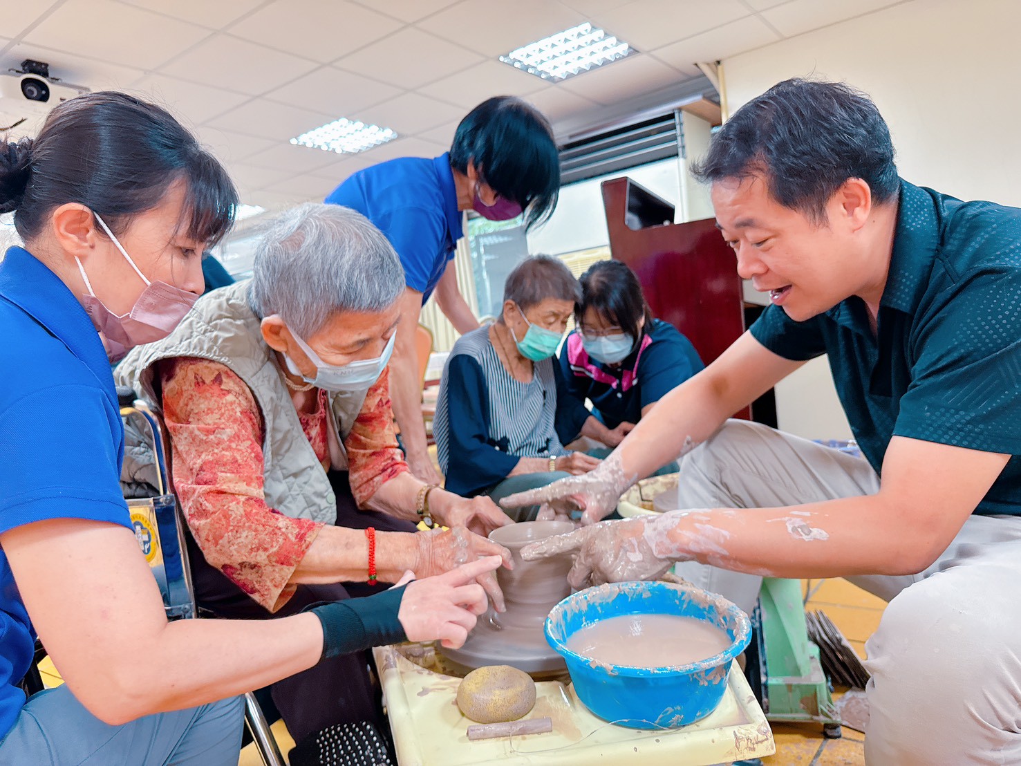 115.05.14 佳里榮家推展失智專區藝術治療 劍獅陶作喚醒長輩記憶與笑容