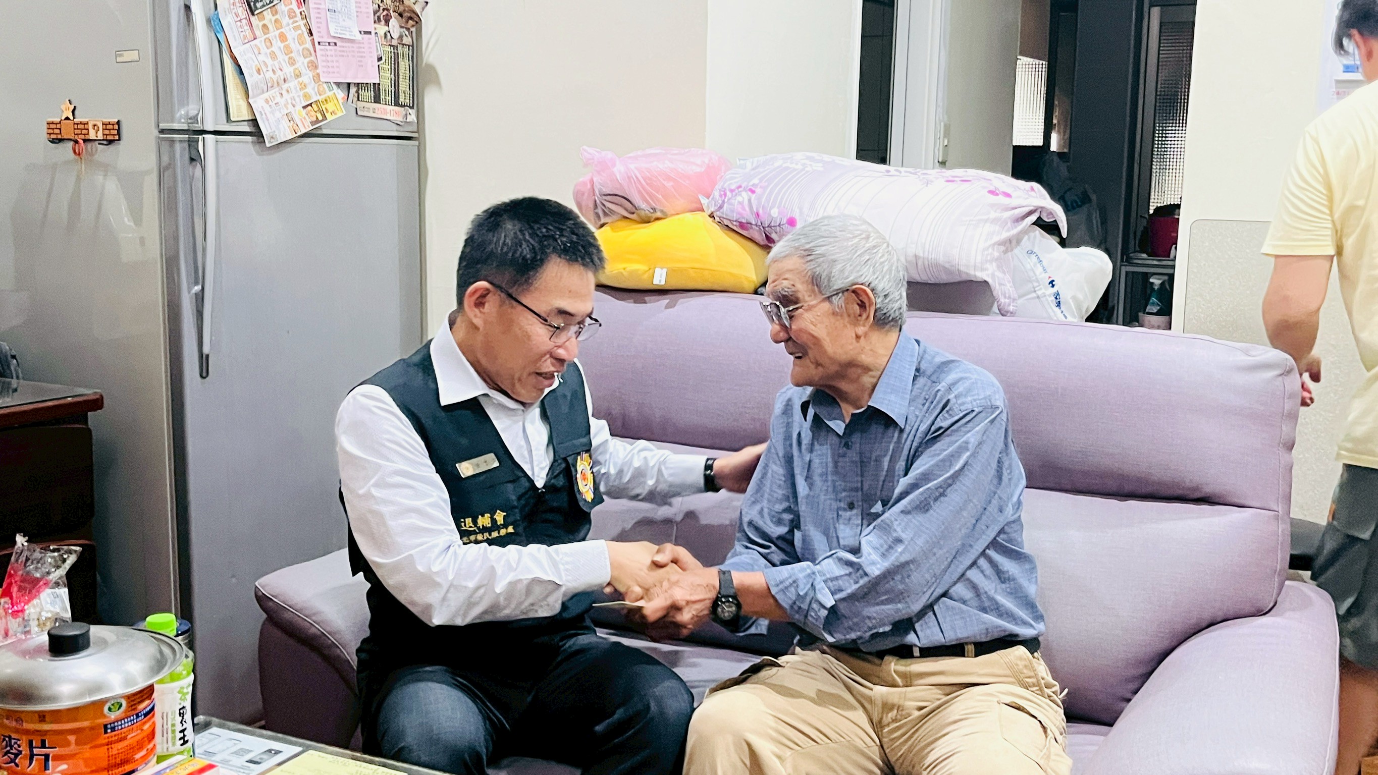 處長黃信仁(圖左)訪視高齡榮民及其眷屬