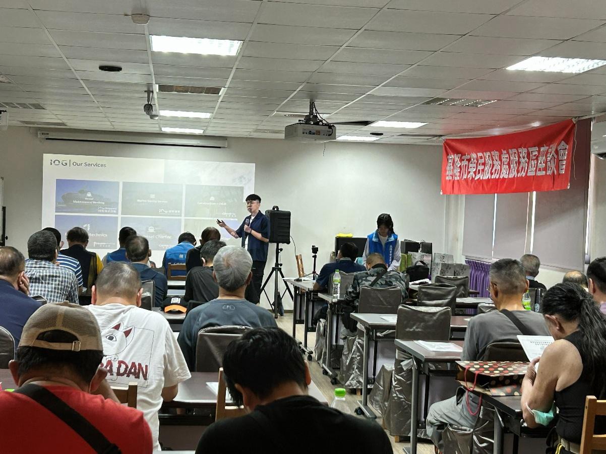 基隆榮服處方正處長(前中)主持基隆榮服處第2場次服務區座談會,與會人員張大哥踴躍發言。