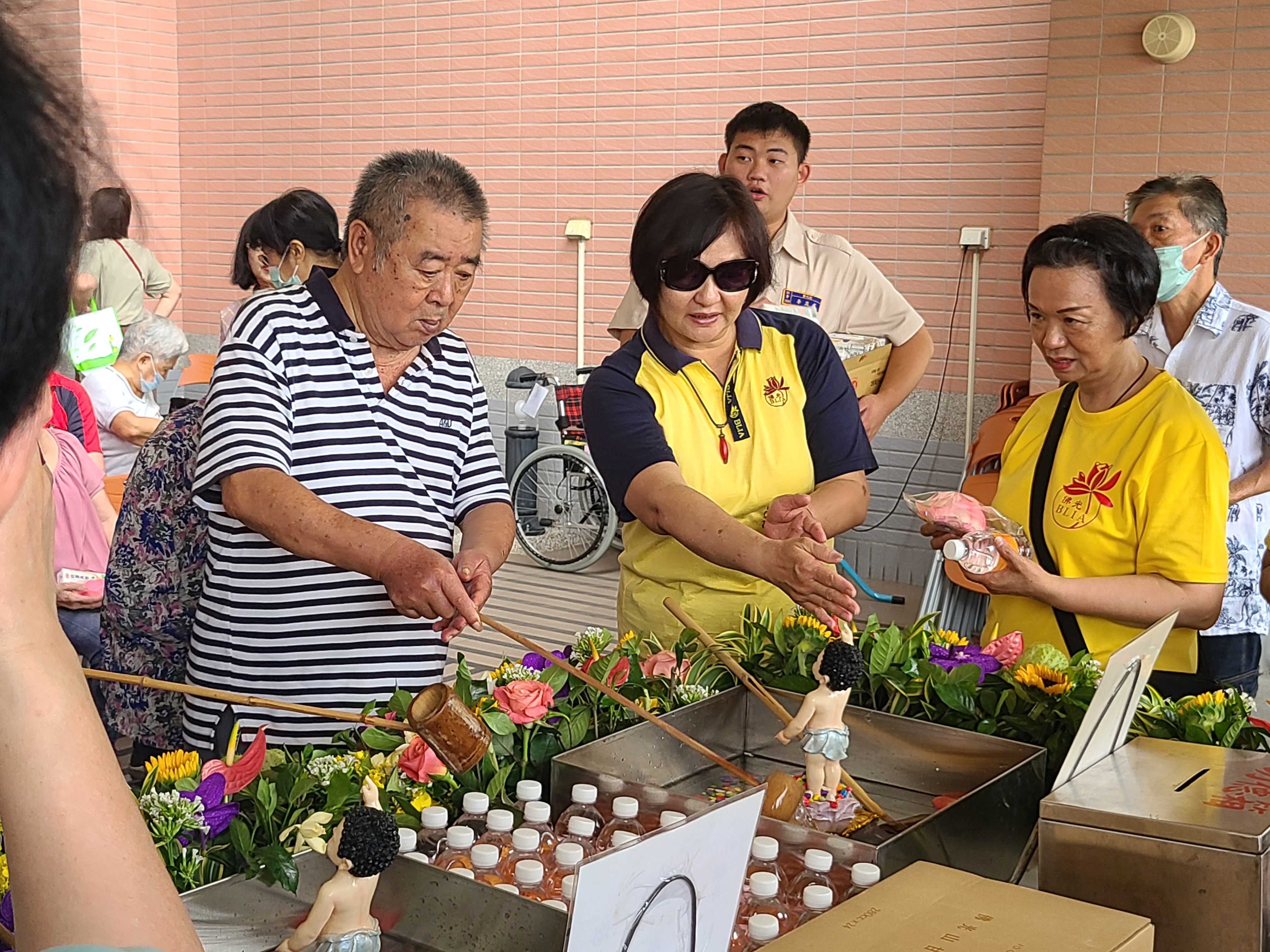 本家住民虔誠參與浴佛祈福儀式,以恭敬感恩之心禮佛浴佛。