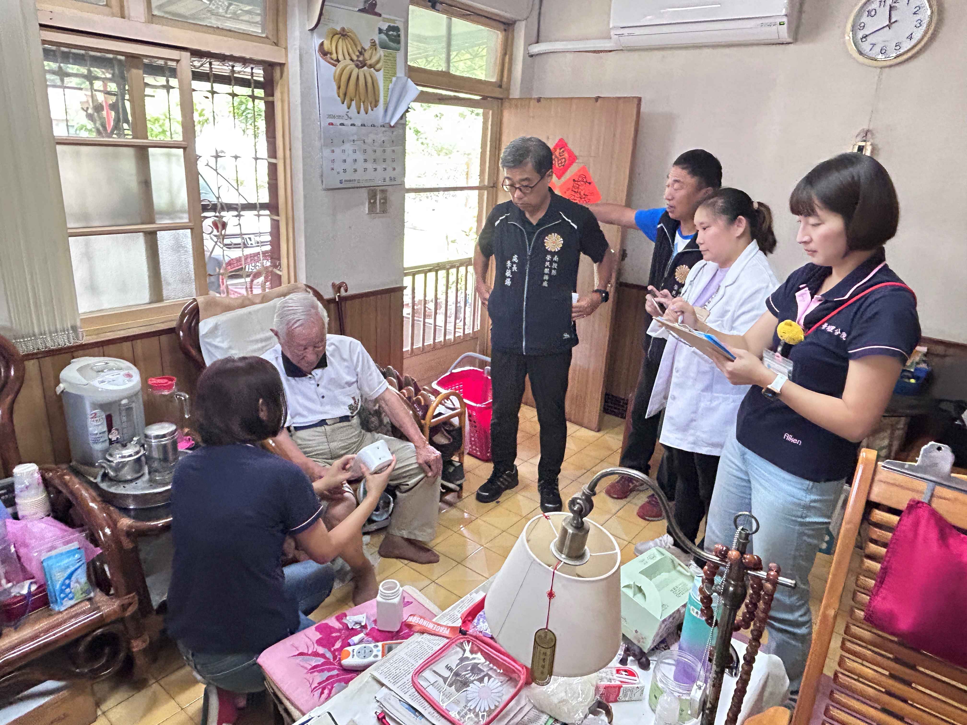 南投縣榮服處與埔榮攜手訪視年長榮民眷 維護長輩身心健康