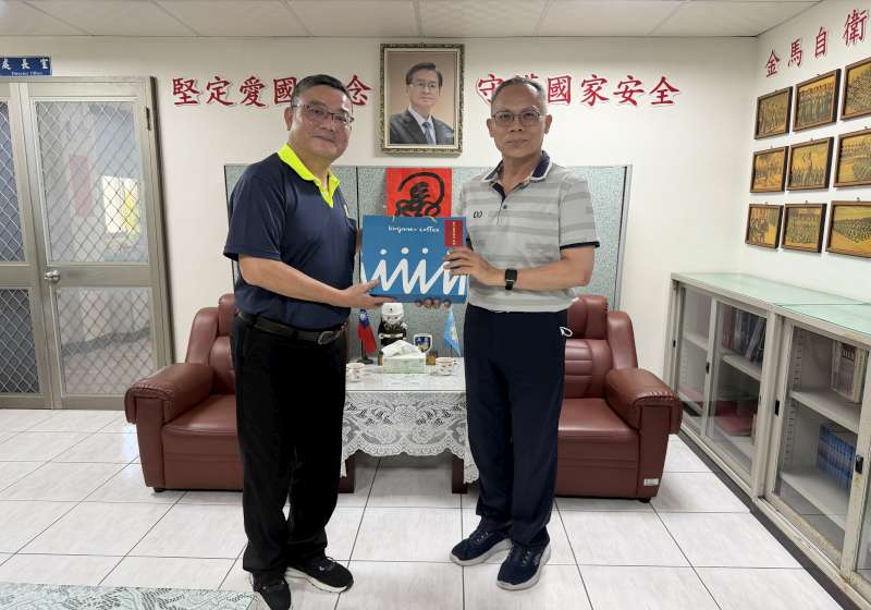 圖二劉處長(左)感謝蘇主任蒞處交流