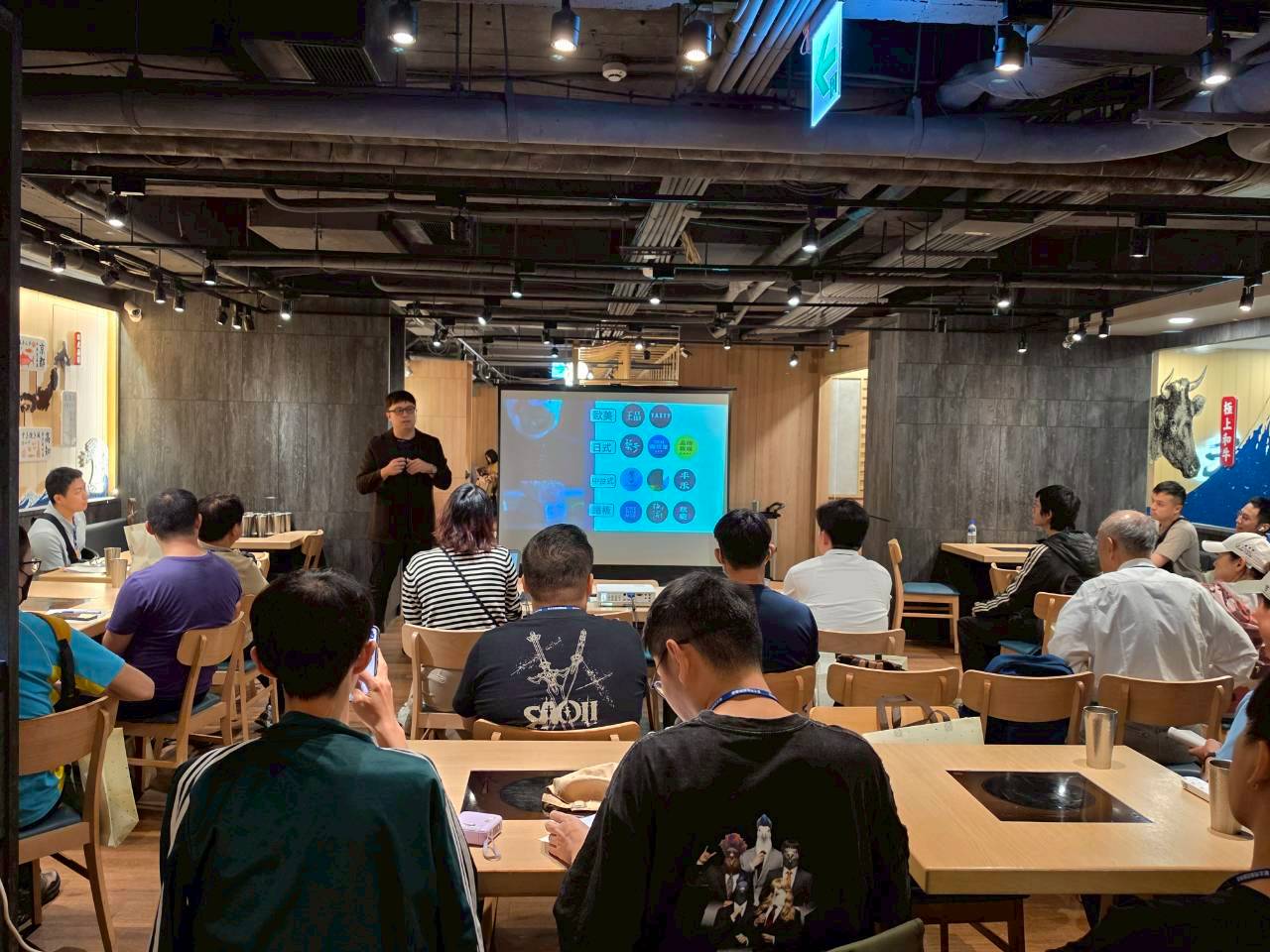 王品集團青花驕事業處黃德華區經理向參加人員說明企業文化、職缺內容及教育訓練制度。