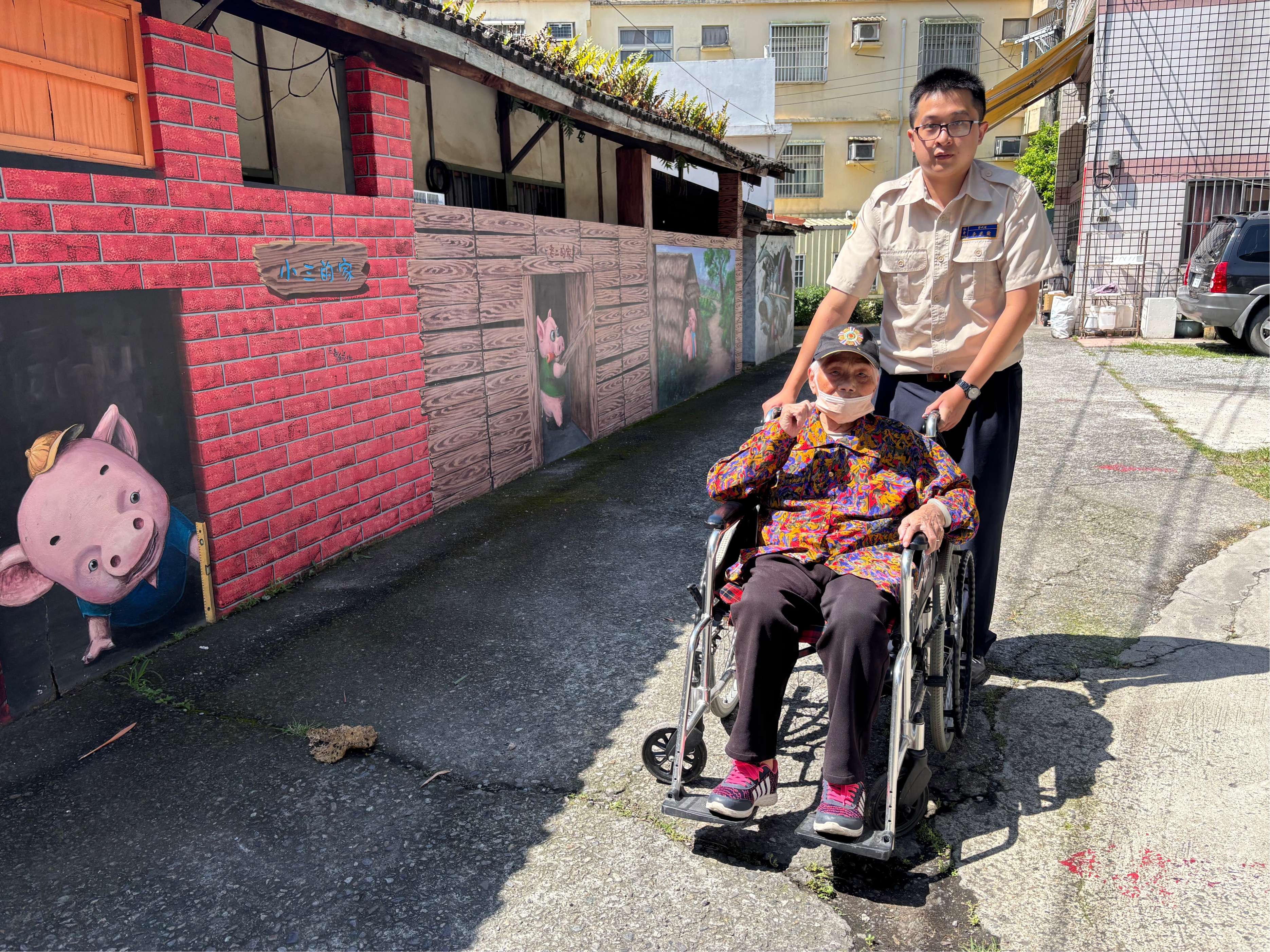 住民江奶奶於九房里3D彩繪村開心漫遊,感受童趣彩繪與純樸農村風情。