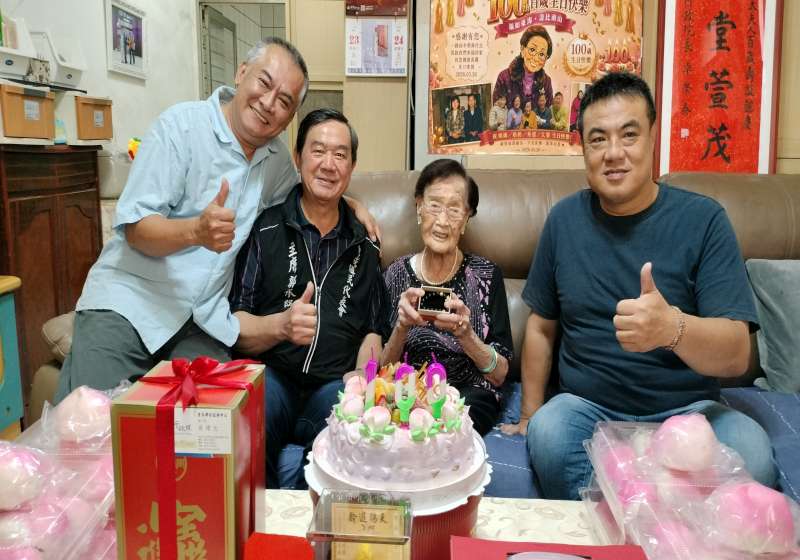 圖九金城鎮李誠智鎮長(右1)、鎮代會郭永隆主席(左2)及西門里楊雨川里長(左1)與壽星合影