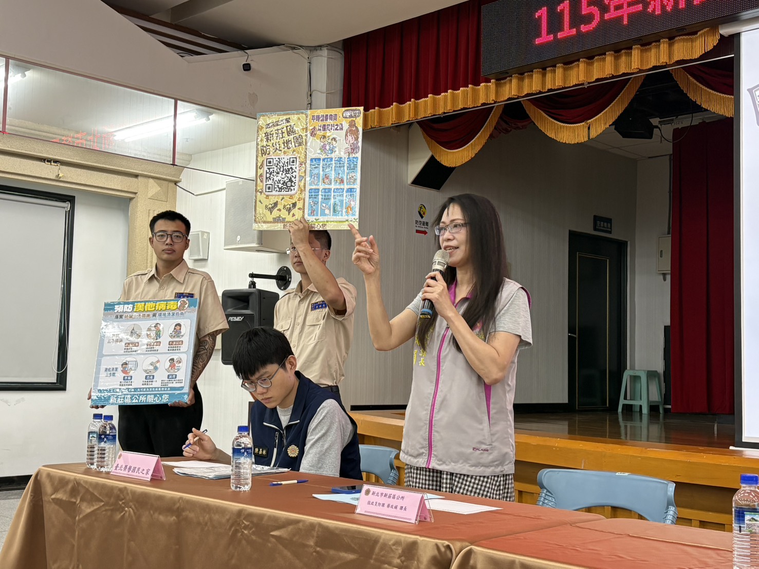 新莊區公所役政災防課蔡玫娟課長(右一)宣導社區防救災推動,增進現場人員對救災消防知能的了解。